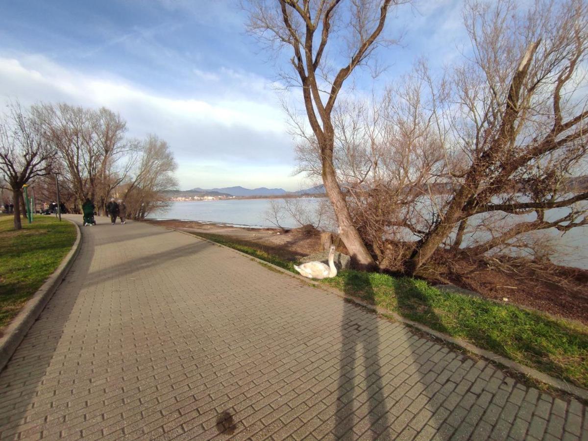 Sweet Lake Suite Arona Bagian luar foto